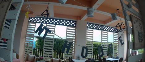 Breakfast, lunch, dinner served; Thai cuisine