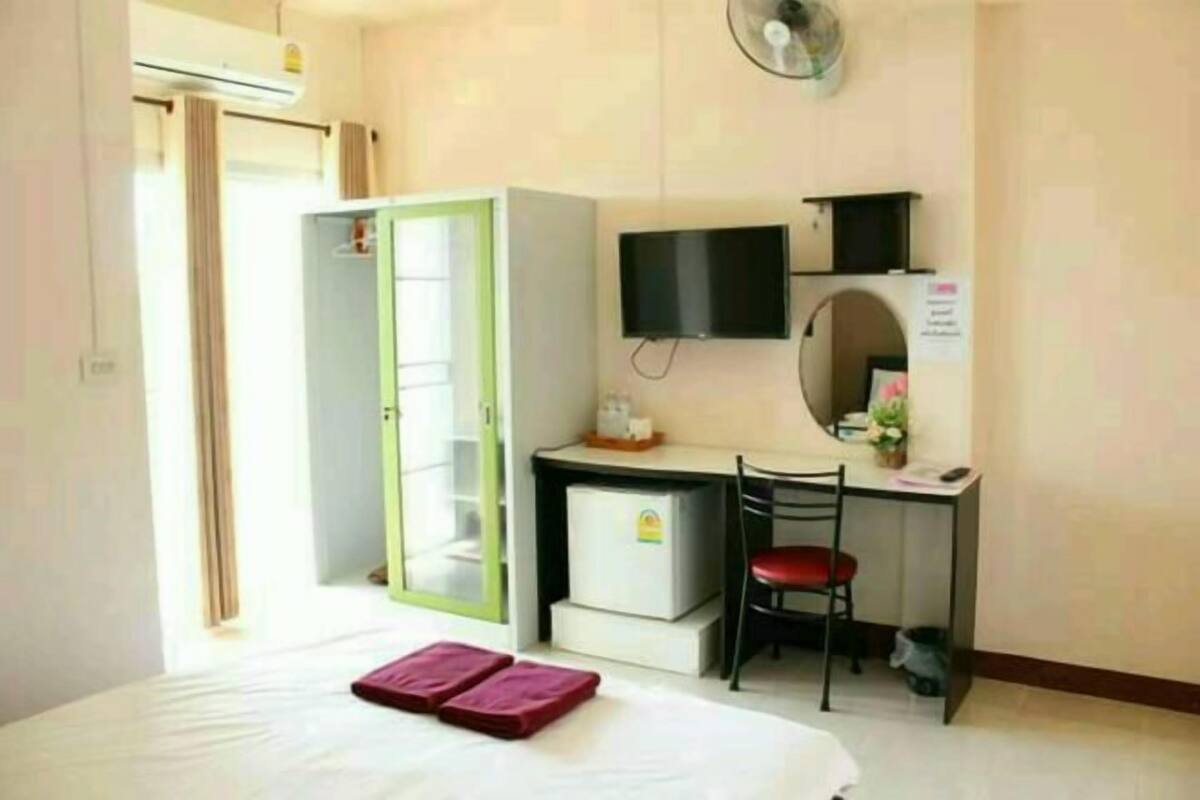 Bàn, giường gấp/giường phụ (phụ phí)