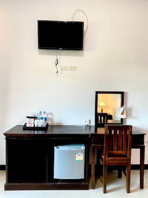1 bedroom, desk, blackout drapes, free WiFi
