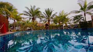 Outdoor pool, free pool cabanas, pool loungers
