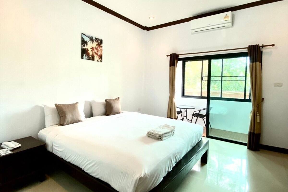 Superior Double Room, Non Smoking | Desk, blackout drapes, WiFi (free), bed sheets