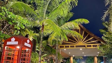 Vista frontal de la propiedad por la tarde o noche