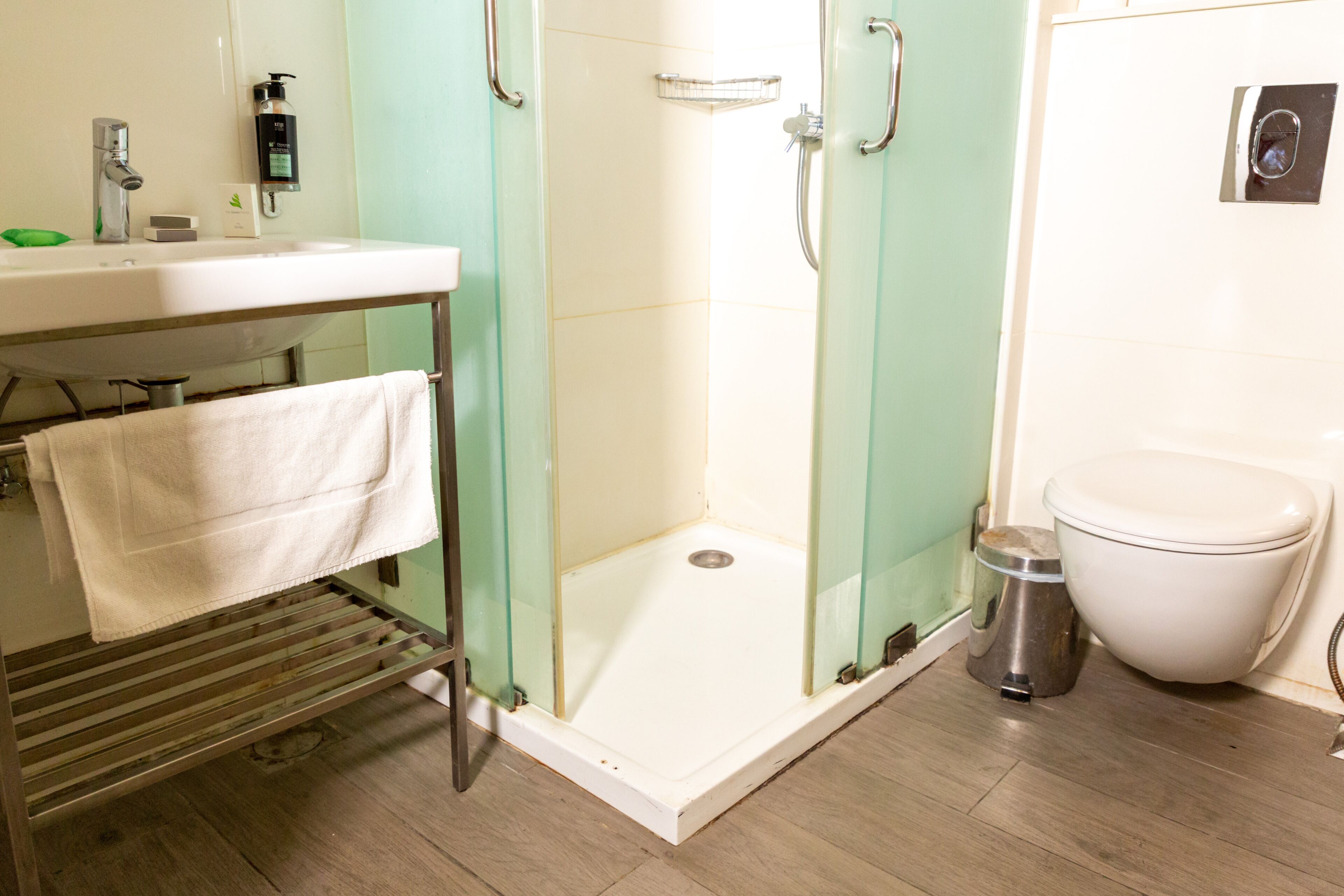classic room | bathroom | shower, free toiletries, hair dryer, towels