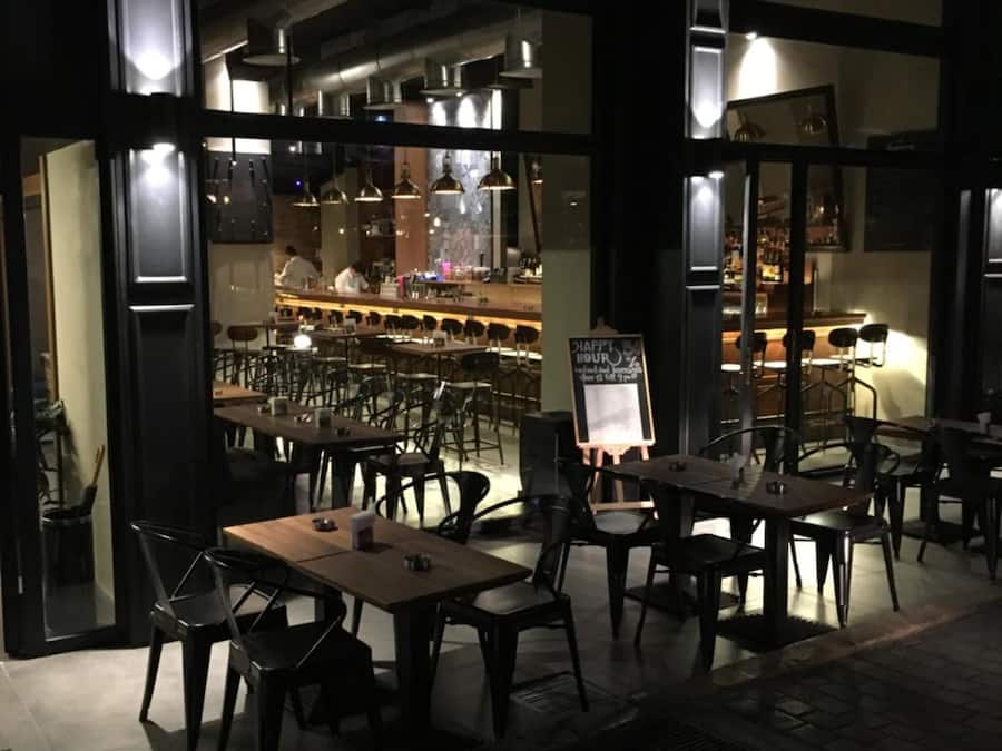 Se sirven desayunos, almuerzos y cenas; cocina internacional