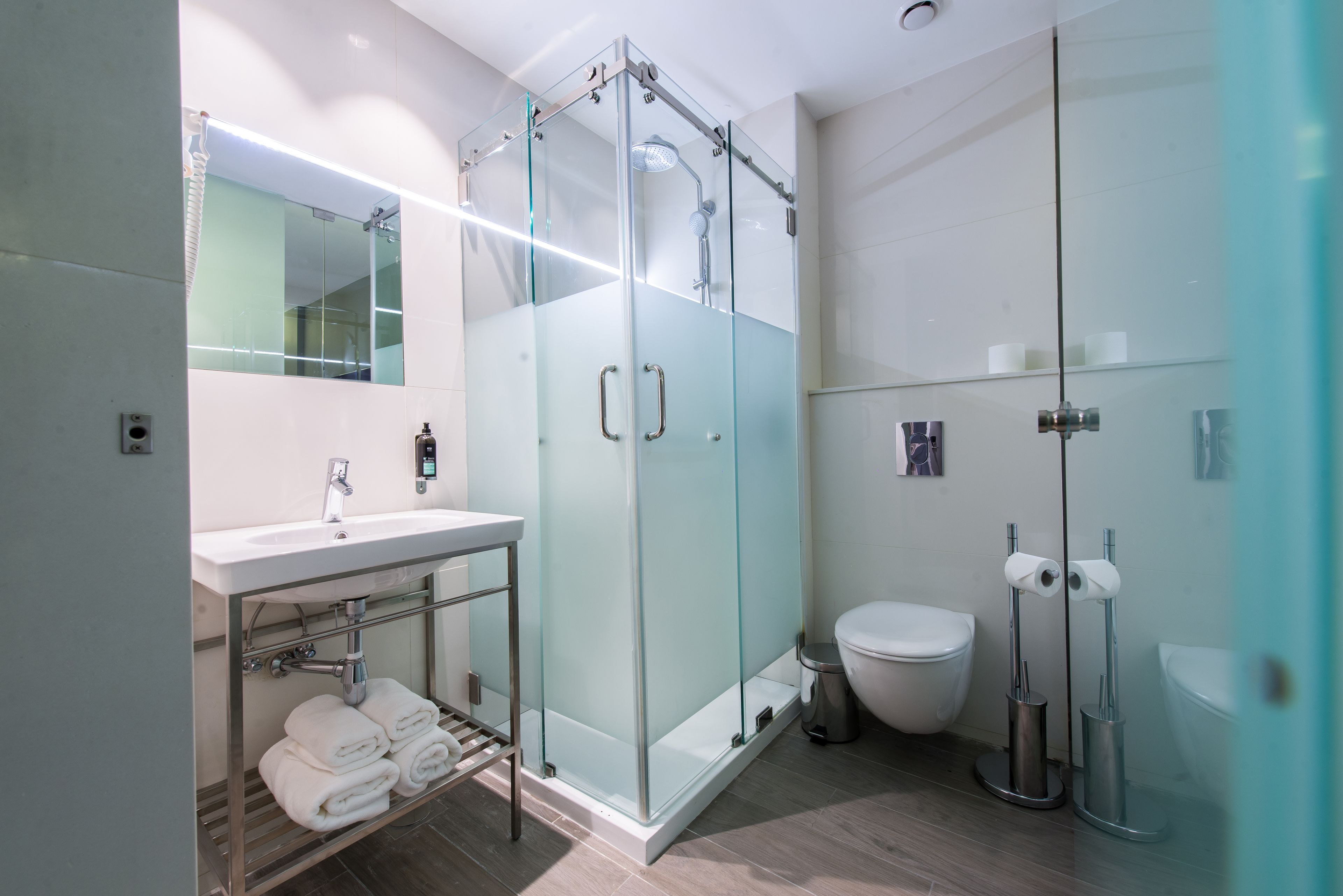 superior room | bathroom | shower, free toiletries, hair dryer, towels