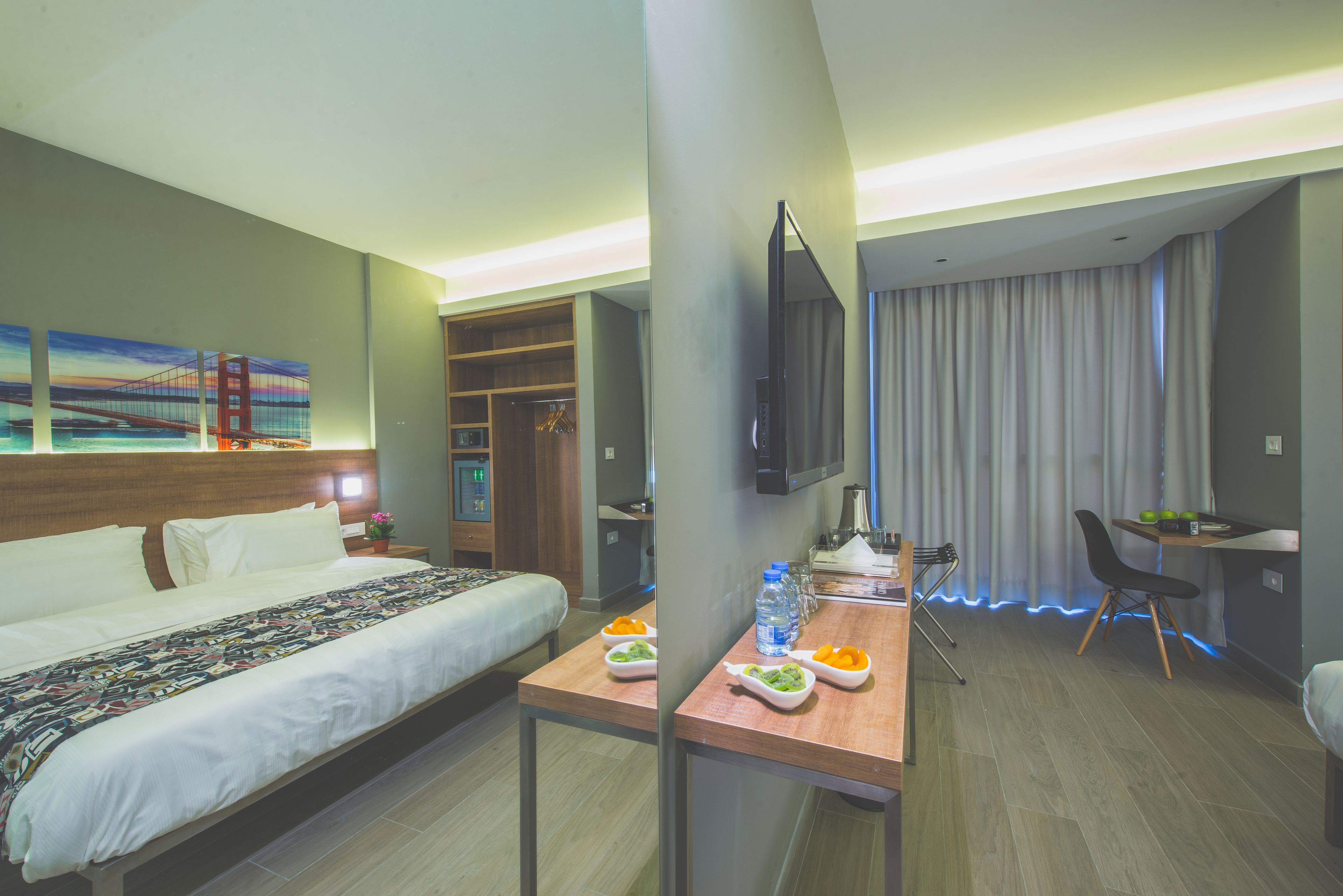 deluxe room | 1 bedroom, minibar, in-room safe, blackout curtains