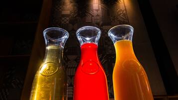 Café da manhã com buffet todos os dias (USD 10 por pessoa)