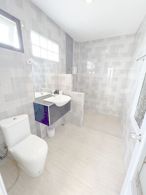 Basic Twin Room, 2 Single Beds, Non Smoking, Resort View | Bathroom
