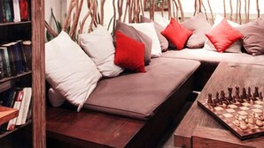 Lobby sitting area - Kayun Hostel (Legian)