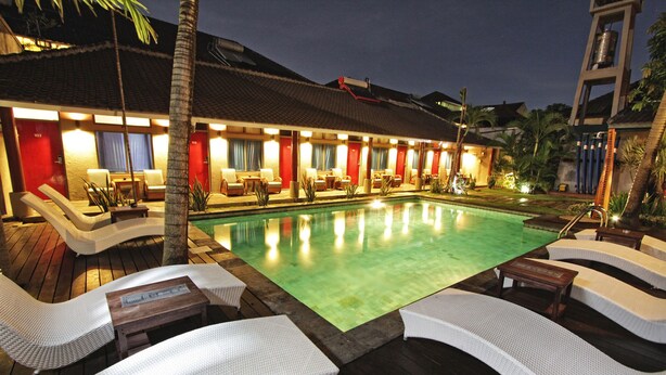 Outdoor pool - Kayun Hostel (Legian)