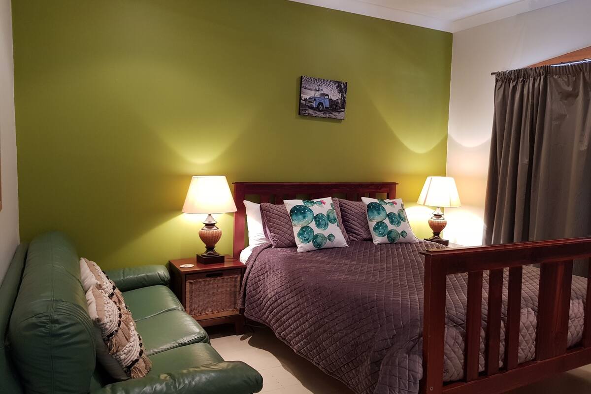 Miners Suite Queen | Premium bedding, desk, iron/ironing board, WiFi (free)
