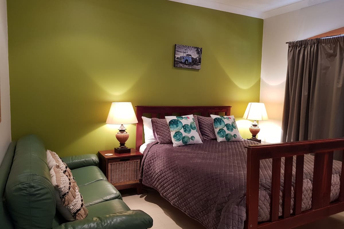 Miners Suite Queen | Premium bedding, desk, iron/ironing board, free WiFi