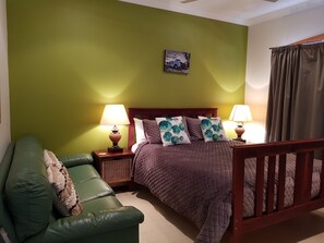 Miners Suite Queen | Premium bedding, desk, iron/ironing board, free WiFi