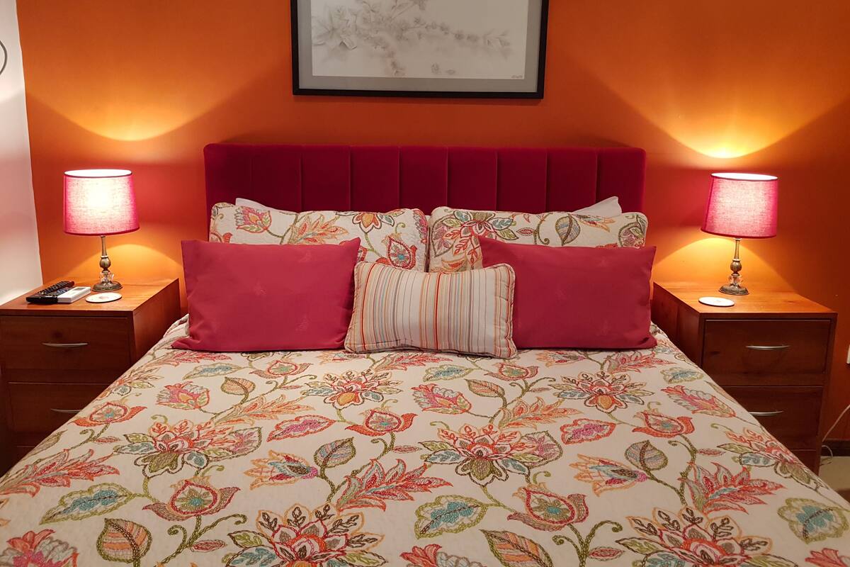 Sunset Suite Queen | Premium bedding, desk, iron/ironing board, WiFi (free)