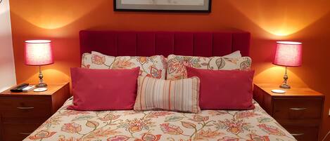 Phòng đôi, 1 giường cỡ queen, bếp nhỏ, quang cảnh vườn (Sunset) | Bộ đồ giường cao cấp, bàn, bàn ủi/dụng cụ ủi quần áo