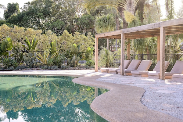Piscine extérieure, chaises longues