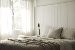 The Loft Queen Bed Suite (Upstairs / rear of premises / private room) | Surmatelas, minibar, coffres-forts dans les chambres, bureau