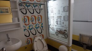 Habitació estàndard | Bany | Dutxa, articles de tocador gratuïts i tovalloles 