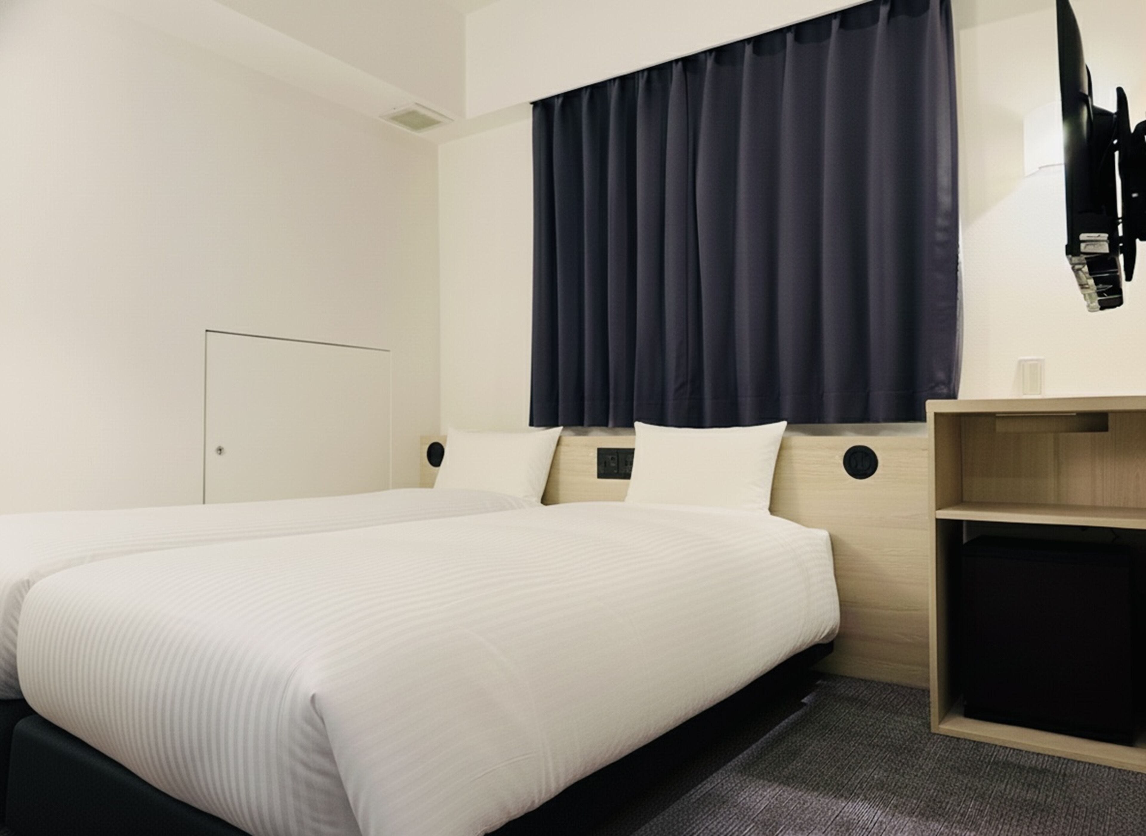 Eenvoudige Twin kamer | Hypoallergeen beddengoed, een bureau, een laptopwerkplek