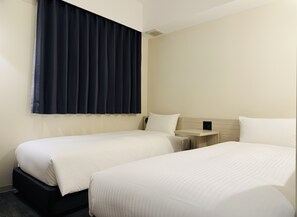 Camera Basic con 2 letti singoli | Biancheria da letto ipoallergenica, una scrivania, postazione laptop