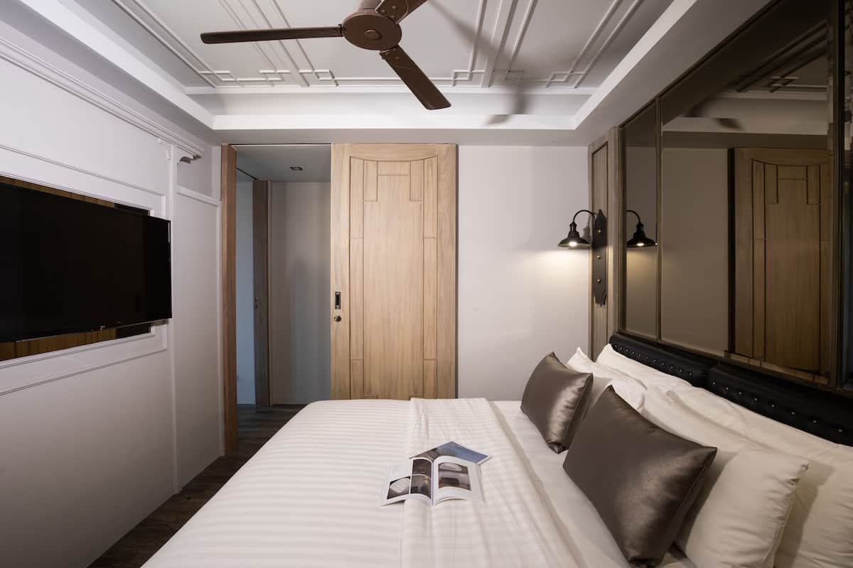 Two Bedroom Premier | Minibar, in-room safe, desk, free cribs/infant beds