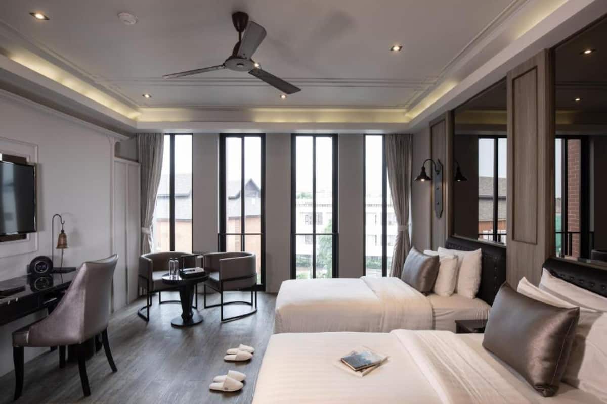 Premier Room | Minibar, in-room safe, desk, free cribs/infant beds