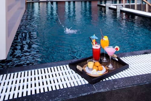 Una piscina al aire libre (de 07:00 a 18:00), sombrillas, tumbonas