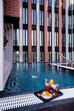 Piscine extérieure, parasols de plage, chaises longues