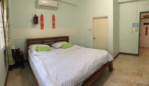 Kamar Double Standar | Tirai kedap cahaya, Wi-Fi gratis, dan seprai linen