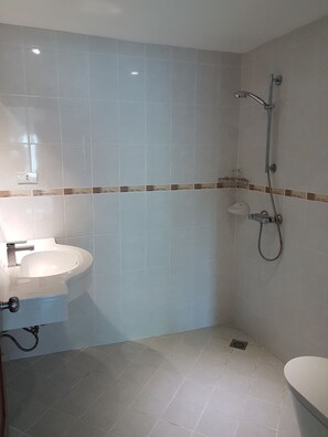 Shower, free toiletries, towels - Welcome Inn Karon (Karon)