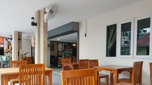 供应早餐、午餐和晚餐