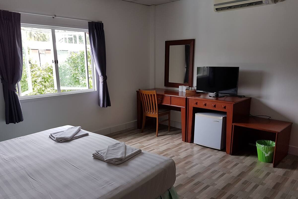 Economy Double Room, 1 King Bed | Desk, free WiFi