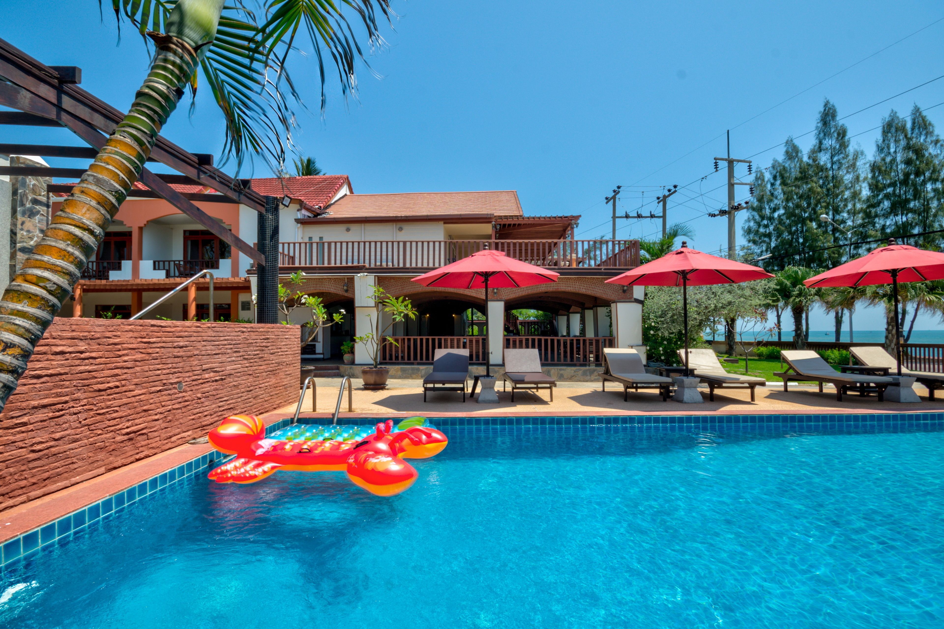 室外游泳池，日光浴躺椅