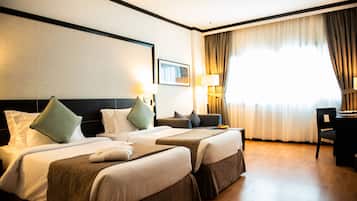 Minibaari, tallelokero huoneessa, työpöytä, pimennysverhot