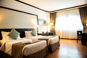 Minibaari, tallelokero huoneessa, työpöytä, pimennysverhot