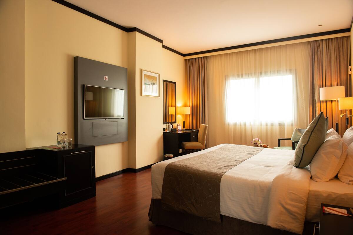 Deluxe Room | Minibar, in-room safe, desk, blackout drapes