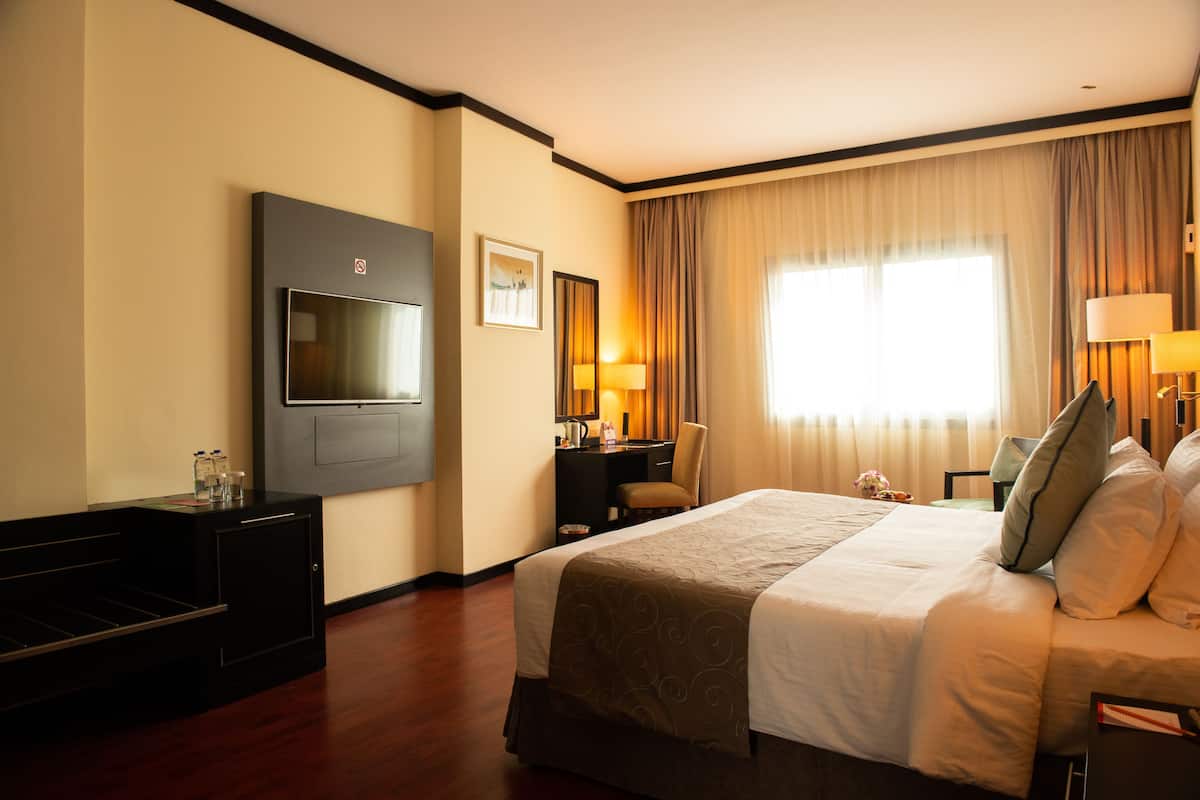 Deluxe Room | Minibar, in-room safe, desk, blackout drapes