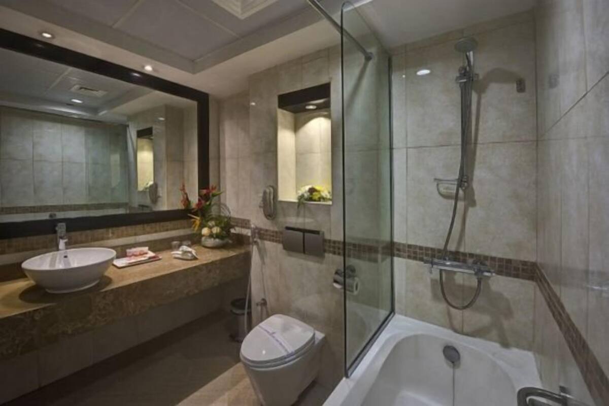 Bathroom | Combined shower/tub, free toiletries, hair dryer, bathrobes