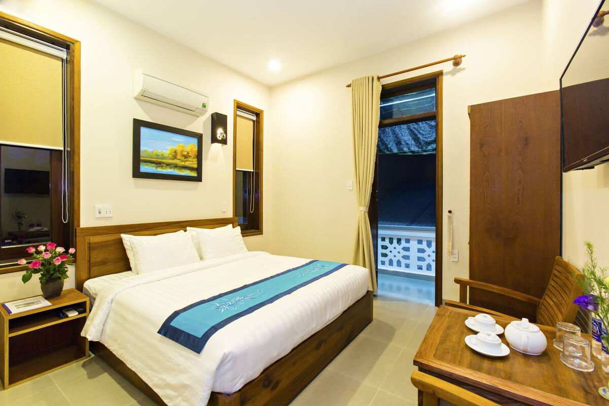 Minibar, desk, free WiFi, bed sheets