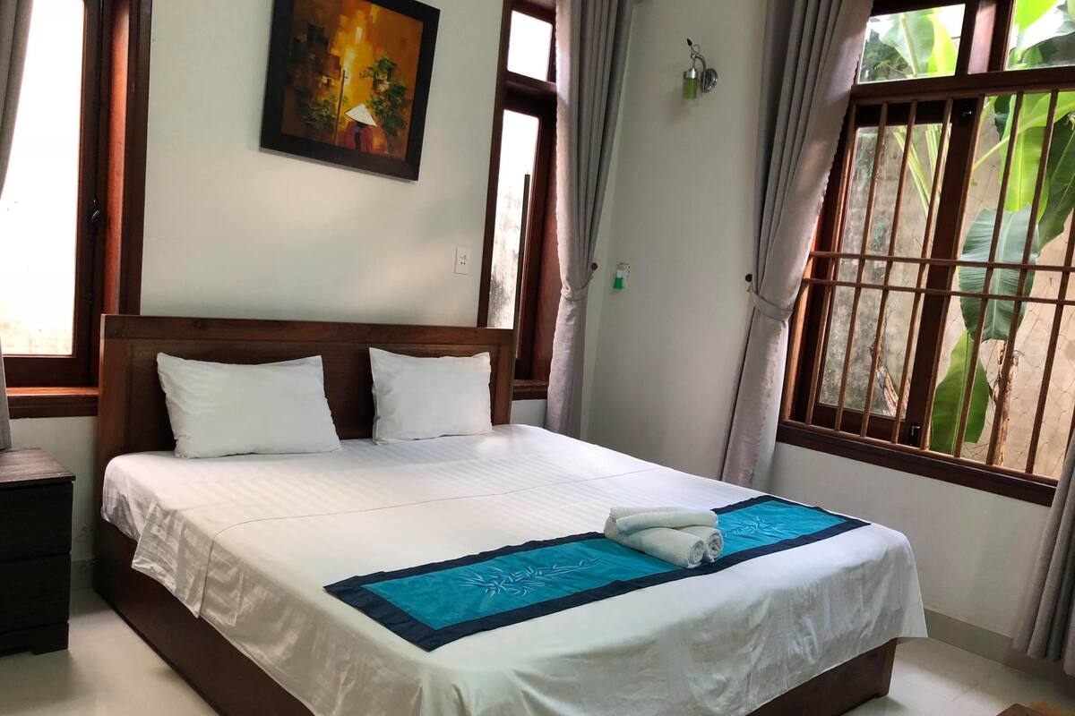 Minibar, desk, free WiFi, bed sheets