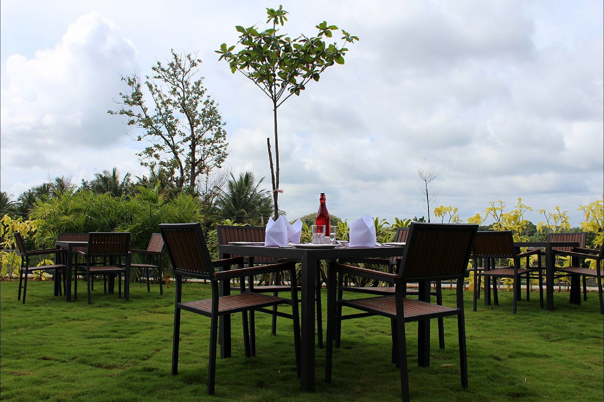 Breakfast, lunch, dinner served; international cuisine 