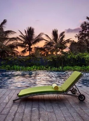 Outdoor pool, sun loungers - Purple Palms Resort & Spa (Somvarpet)