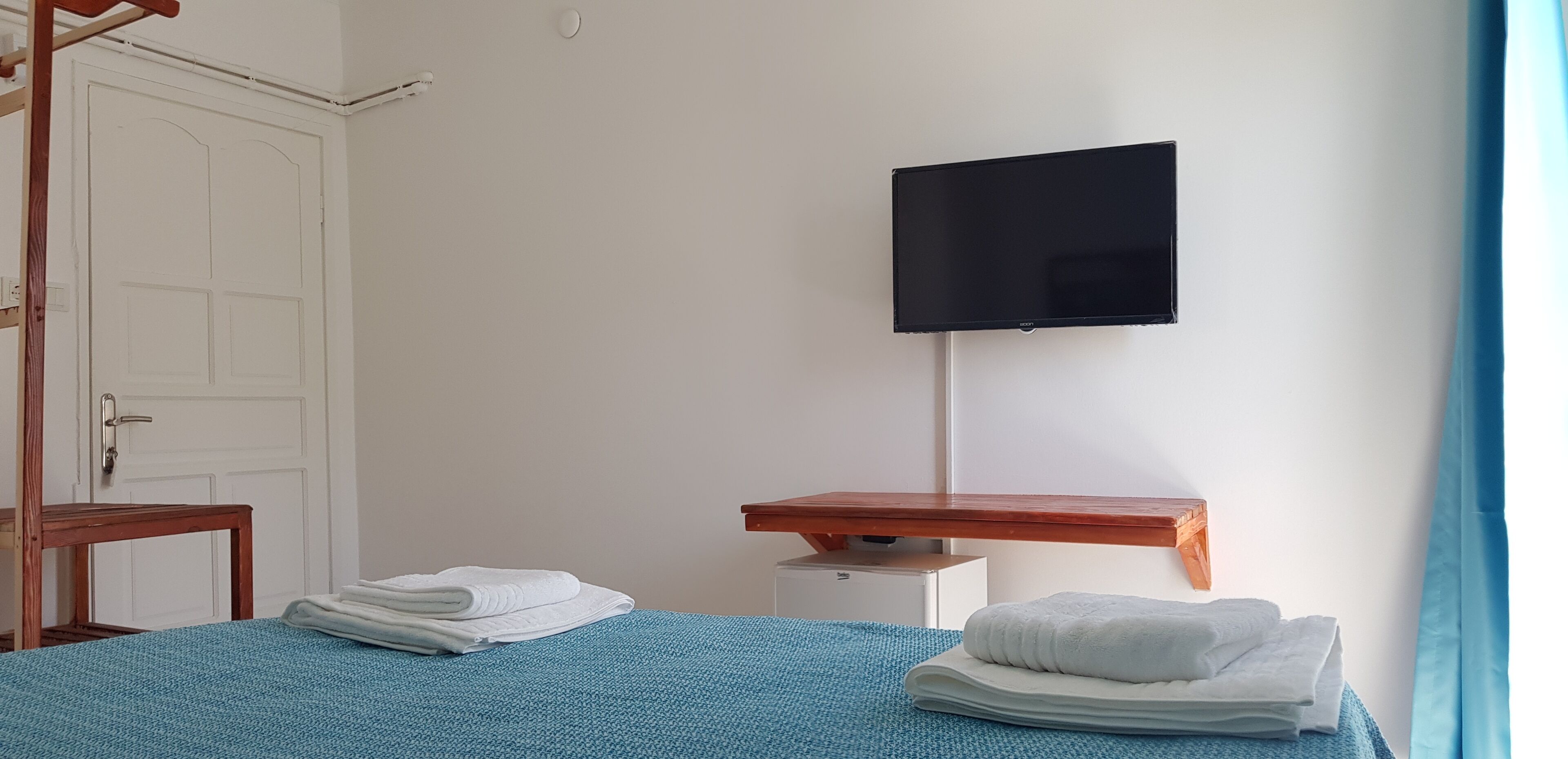 deluxe double room, 1 queen bed | premium bedding, minibar, individually decorated, individually furnished