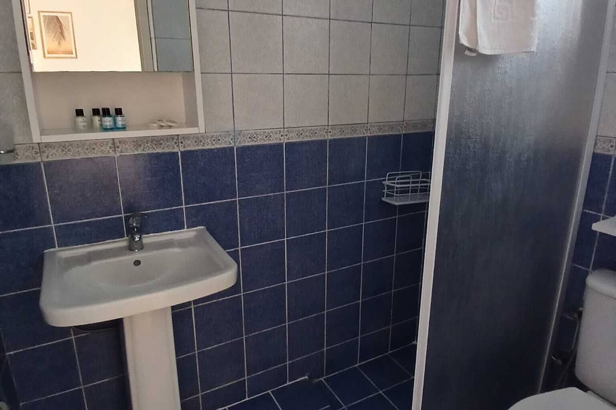 rainfall showerhead, free toiletries, hair dryer, slippers