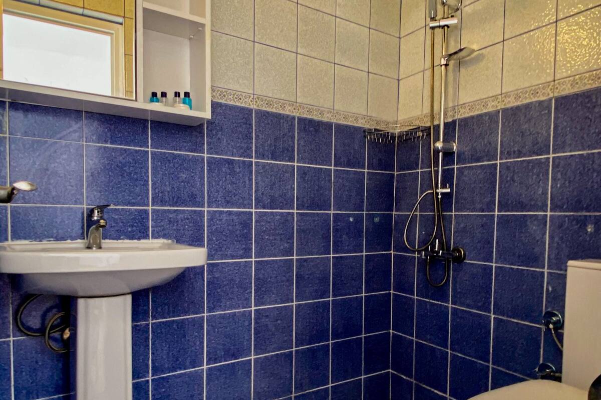 rainfall showerhead, free toiletries, hair dryer, slippers
