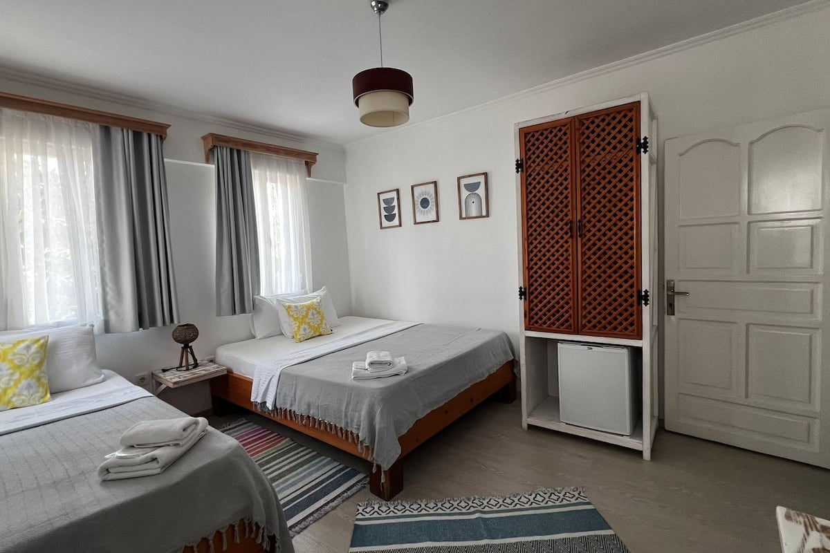 Deluxe Triple Room, Multiple Beds | 1 bedroom, premium bedding, minibar, individually decorated