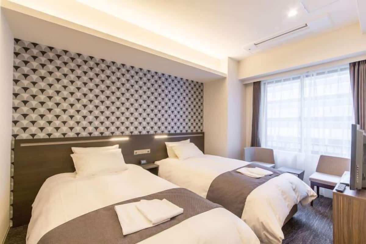 Tallelokero huoneessa, silitysrauta/-lauta, ilmainen Wi-Fi