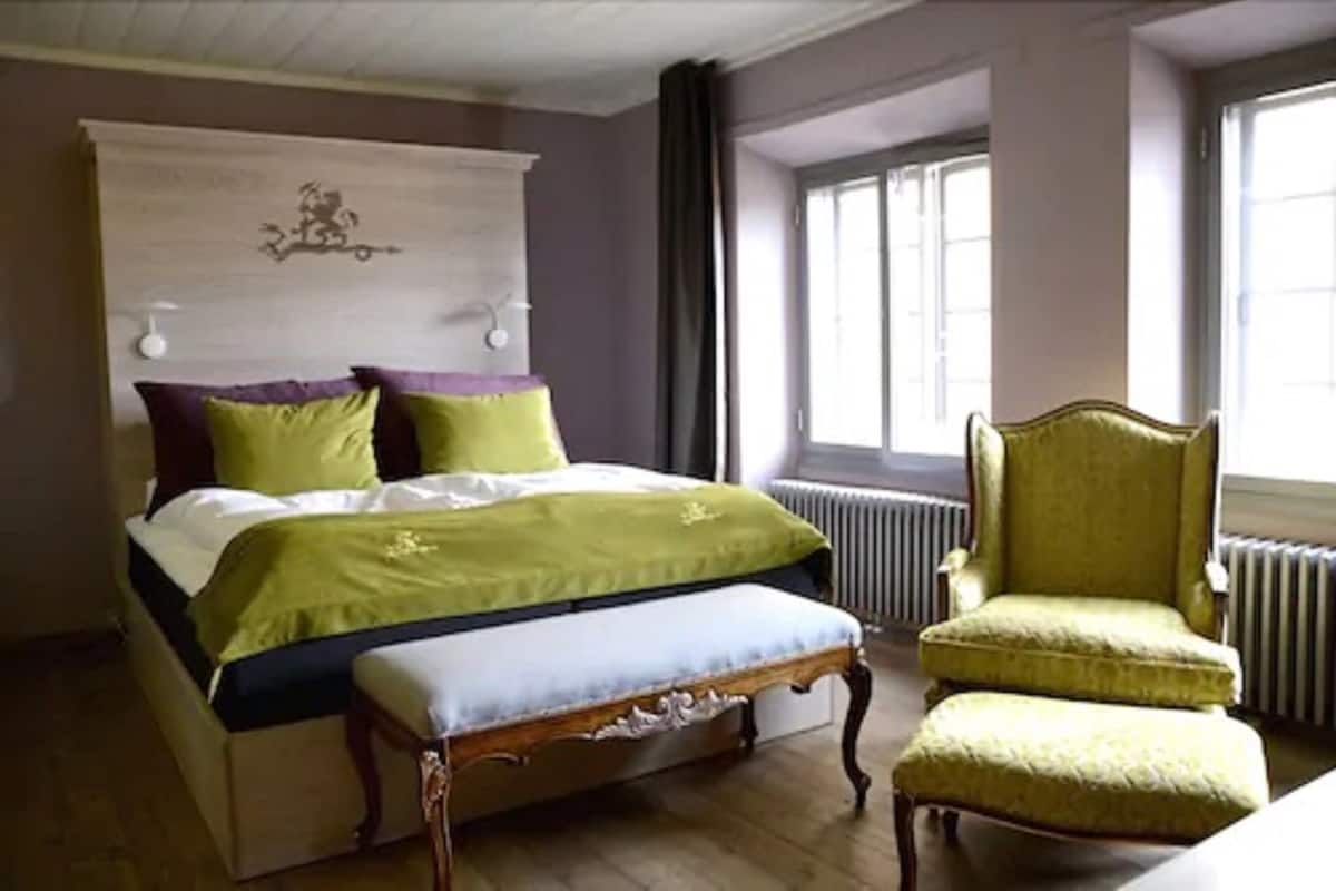 Deluxe dubbelrum - 1 kingsize-säng med bäddsoffa | Minibar, värdeförvaringsskåp på rummet och arbetsyta för laptop