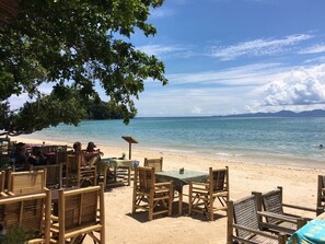Beach nearby, 5 beach bars - Klong Muang Dream House (Krabi)
