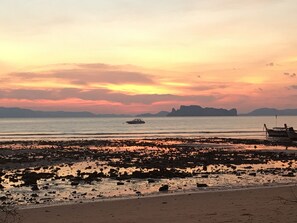 Beach nearby, 5 beach bars - Klong Muang Dream House (Krabi)